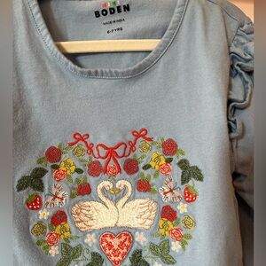 🦢 EUC Mini Boden Embroidered Appliqué Heart Swans Tee
